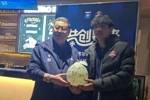 寄托殷切期望！魏祥鑫正式留洋后，犀旺赠送其&ldquo;柚子足球&rdquo;