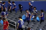 日本球迷赛后捡垃圾被批作秀：虚伪！国内不捡去国外捡，秀优越感