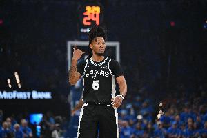 GQ：卡斯尔24年拒绝试训老鹰 因不想在特雷&middot;杨身边主打无球